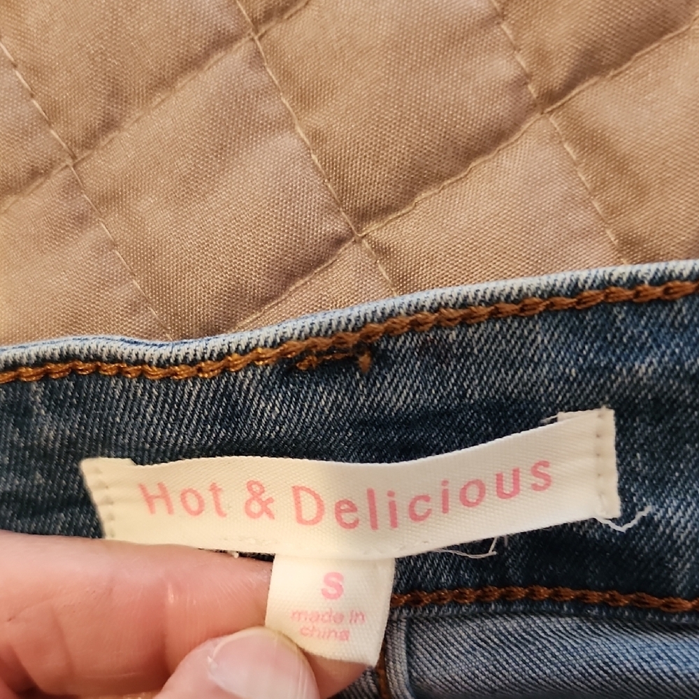 Stylish Blue Jeans with Pink Feather Trim - Picture 3 of 9